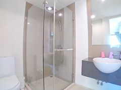 Condominium for rent UNIXX South Pattaya showing the master bathroom 