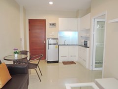 Condominium for rent East Pattaya showing the dining and kitchen areas