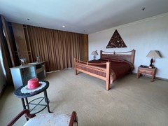 Condo for rent Pattaya Pratumnak Hill showing the master bedroom suite