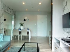 Condominium for rent Pattaya showing the open plan living area 