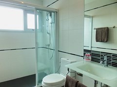 Condominium for rent Pattaya showing the master bathroom 