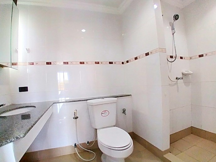 Condominium for rent Pattaya showing the master bathroom 