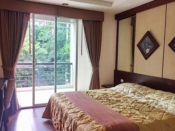 Condominium for rent Pratumnak Pattaya showing the master bedroom 