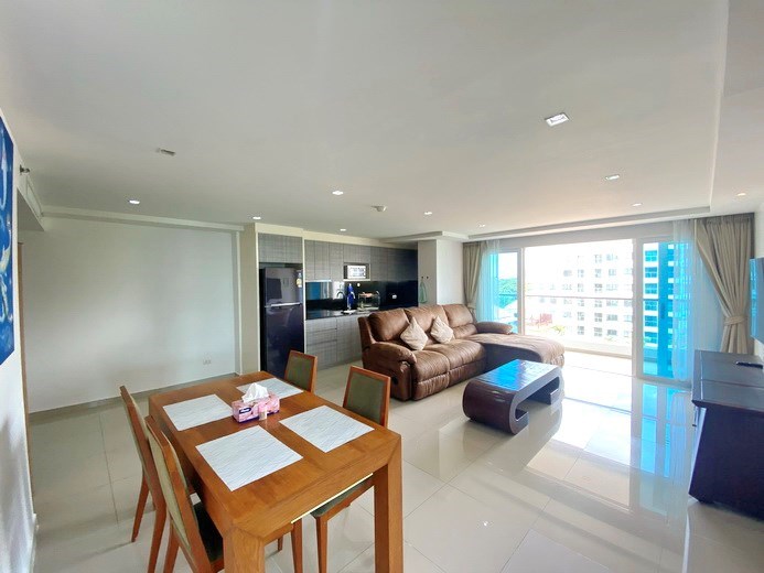 Condominium for rent Pratumnak Pattaya showing the living, dining and kitchen areas 