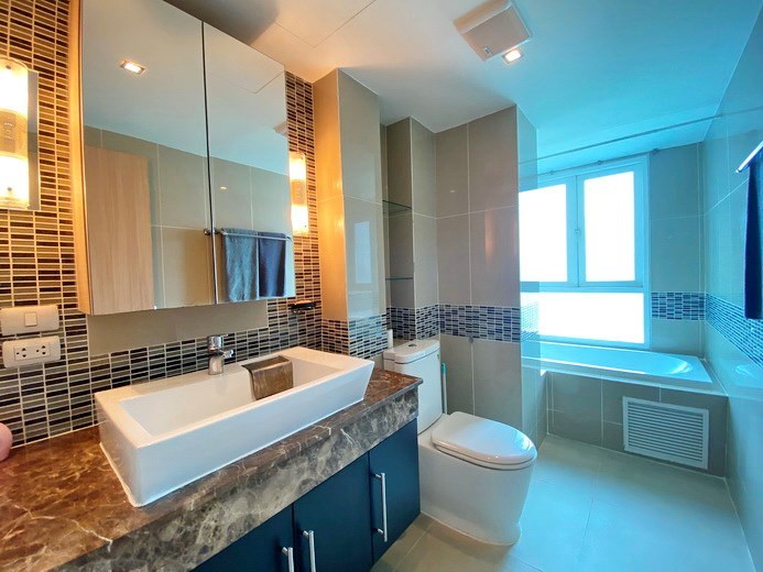 Condominium for rent Pratumnak Pattaya showing the master bathroom 