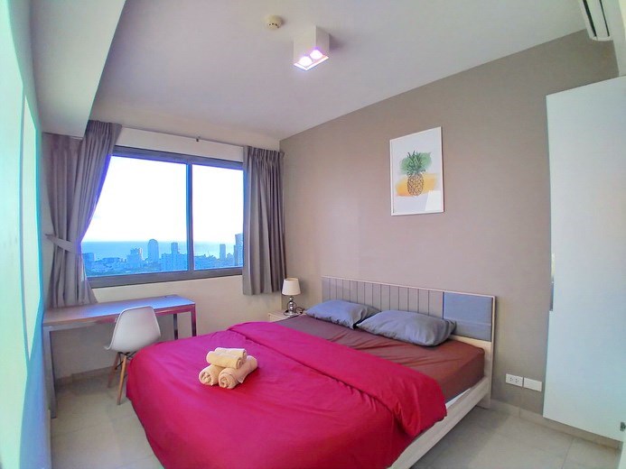 Condominium for rent UNIXX South Pattaya showing the master bedroom 