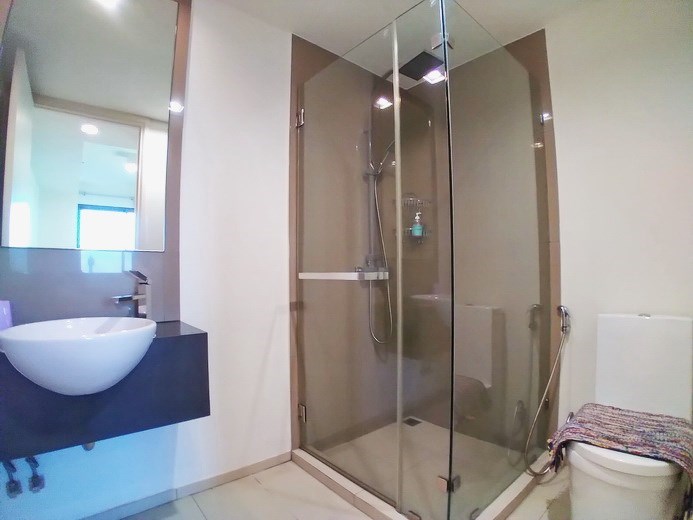 Condominium for rent UNIXX South Pattaya showing the second bathroom