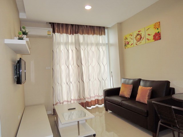 Condominium for rent East Pattaya showing the living room