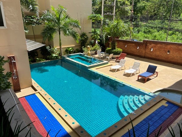 Condo for rent Jomtien showing the communal pool