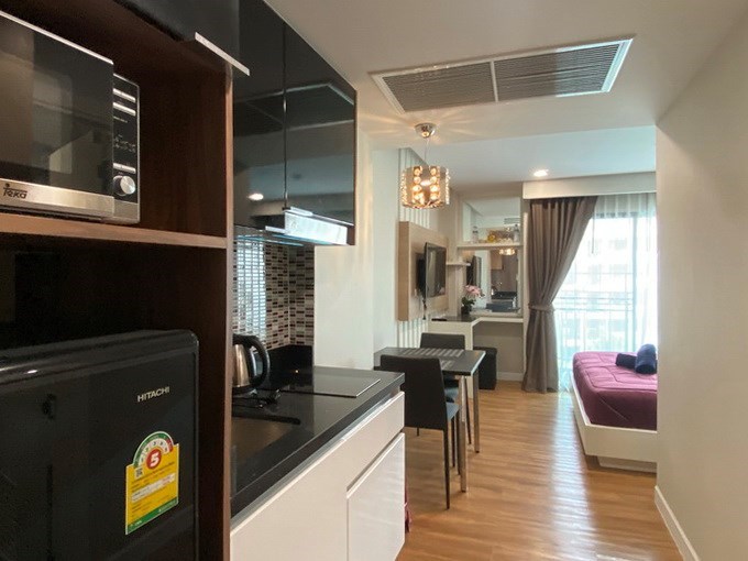 Condominium for Rent Jomtien showing the kitchen, dining and living areas 
