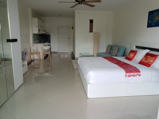 Condominium for rent Pattaya View Talay 6 showing the open plan area
