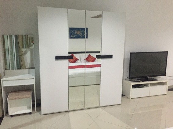 Condominium for rent Pattaya View Talay 6 showing the large TV
