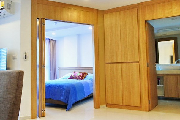 Condominium for rent on Pratumnak Hill Pattaya showing the bedroom and bathroom