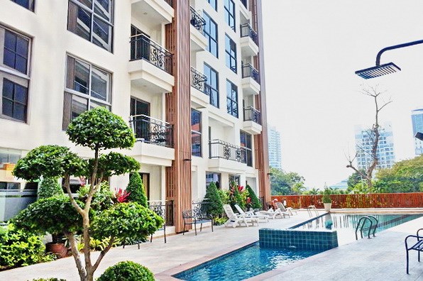 Condominium for rent on Pratumnak Hill Pattaya showing the communal swimming pool 