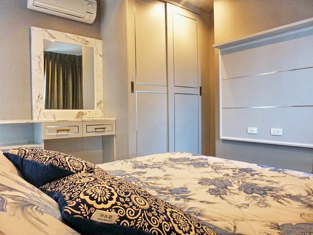 Condominium for rent Pattaya showing the master bedroom with built-in wardrobes