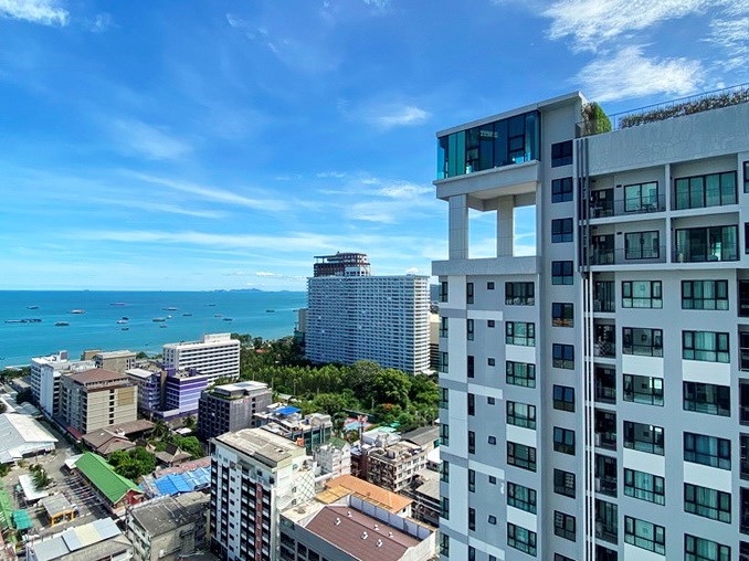 Condominium for Rent Pattaya showing the balcony view 
