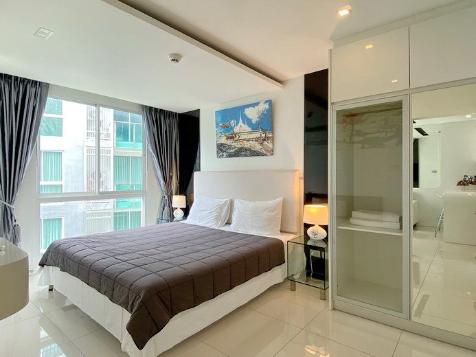 Condominium for rent Pattaya showing the bedroom with built-in wardrobes 