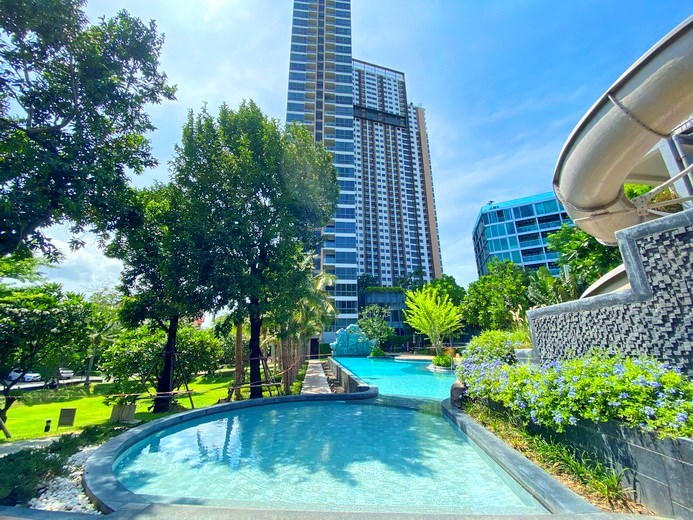 Condominium for rent UNIXX South Pattaya showing the building and communal pool 